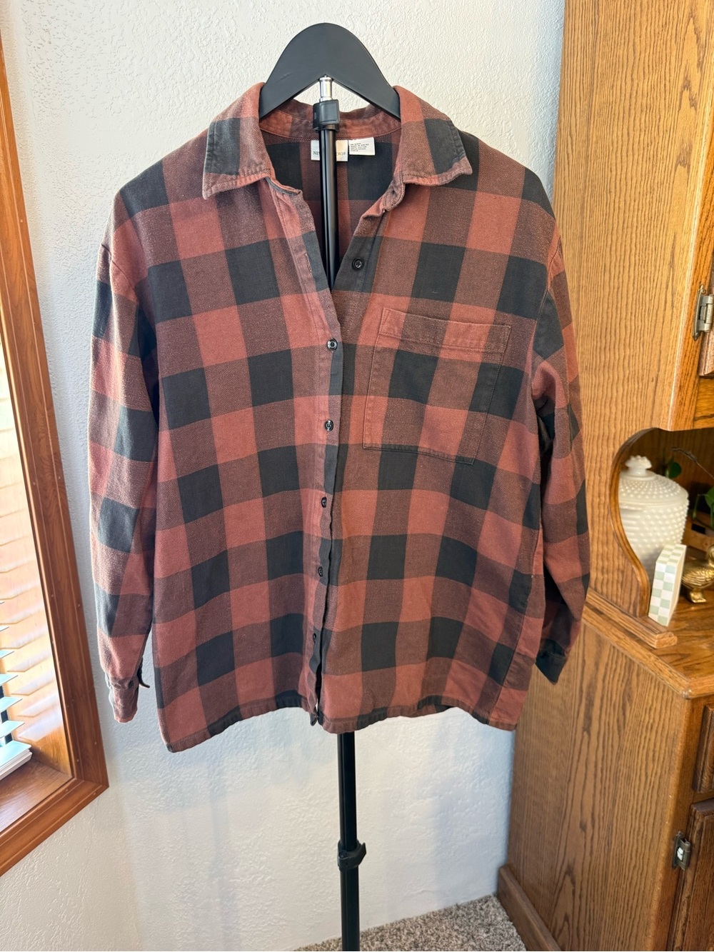 Newport News men’s Rust & Black Plaid Button-Down Shirt. 100% cotton. Size M